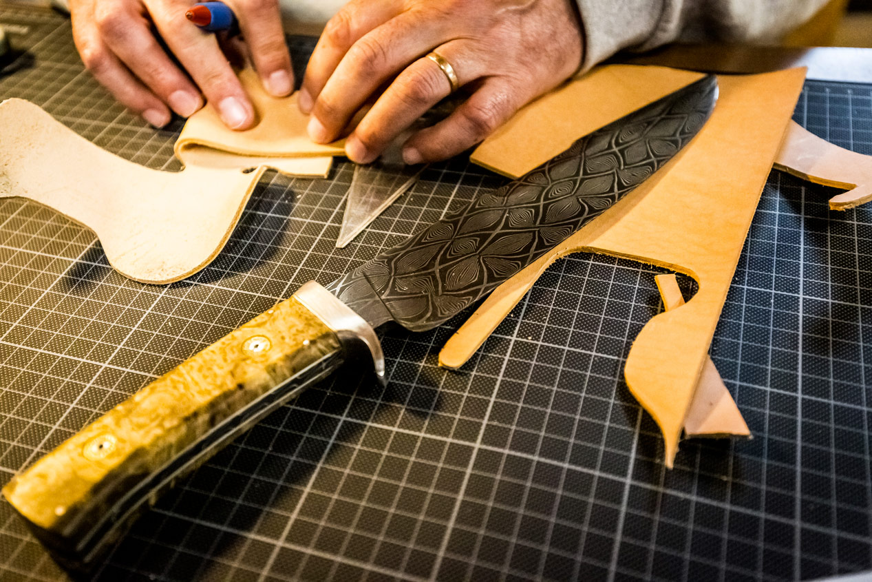 Couteau damas avec lame gravée et patron cuir pour fourreau