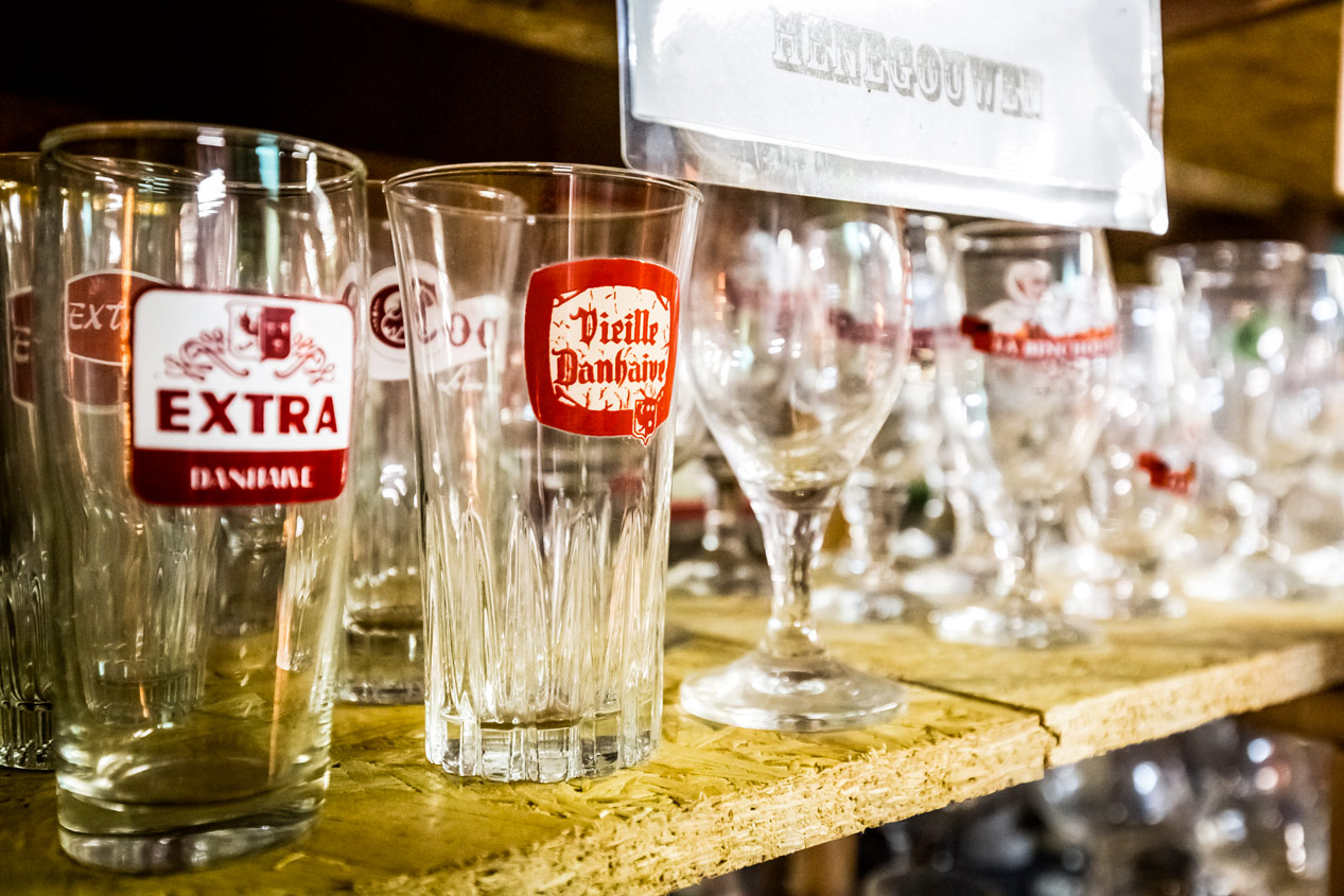 Verres de brasseries anciennes du Hainaut exposés au musée