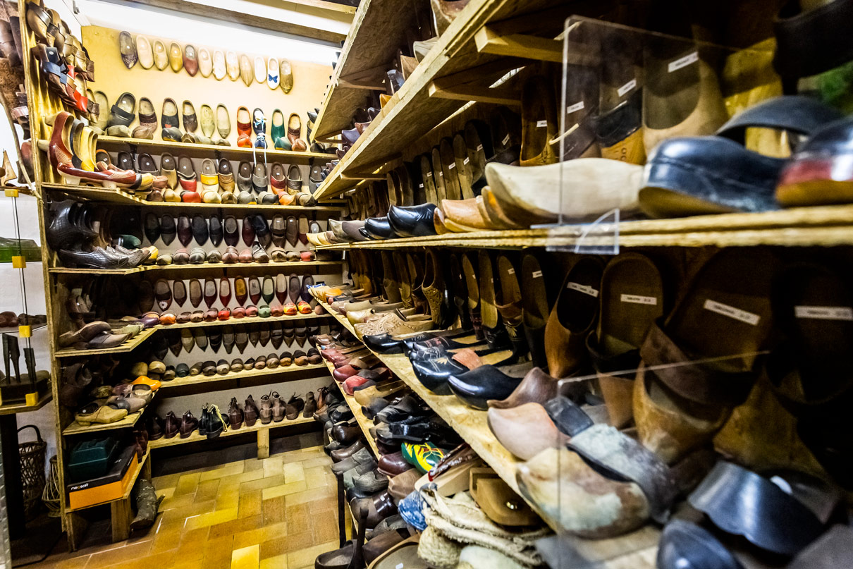 Collection de 600 paires de sabots wallons exposés au musée