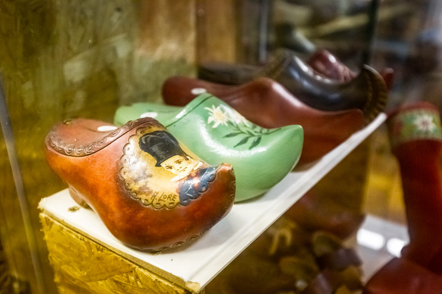 Sabots traditionnels peints et décorés du Hainaut